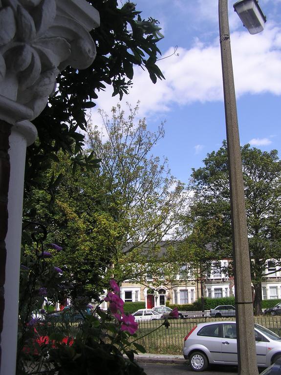 Holmewood Homestay ลอนดอน ภายนอก รูปภาพ